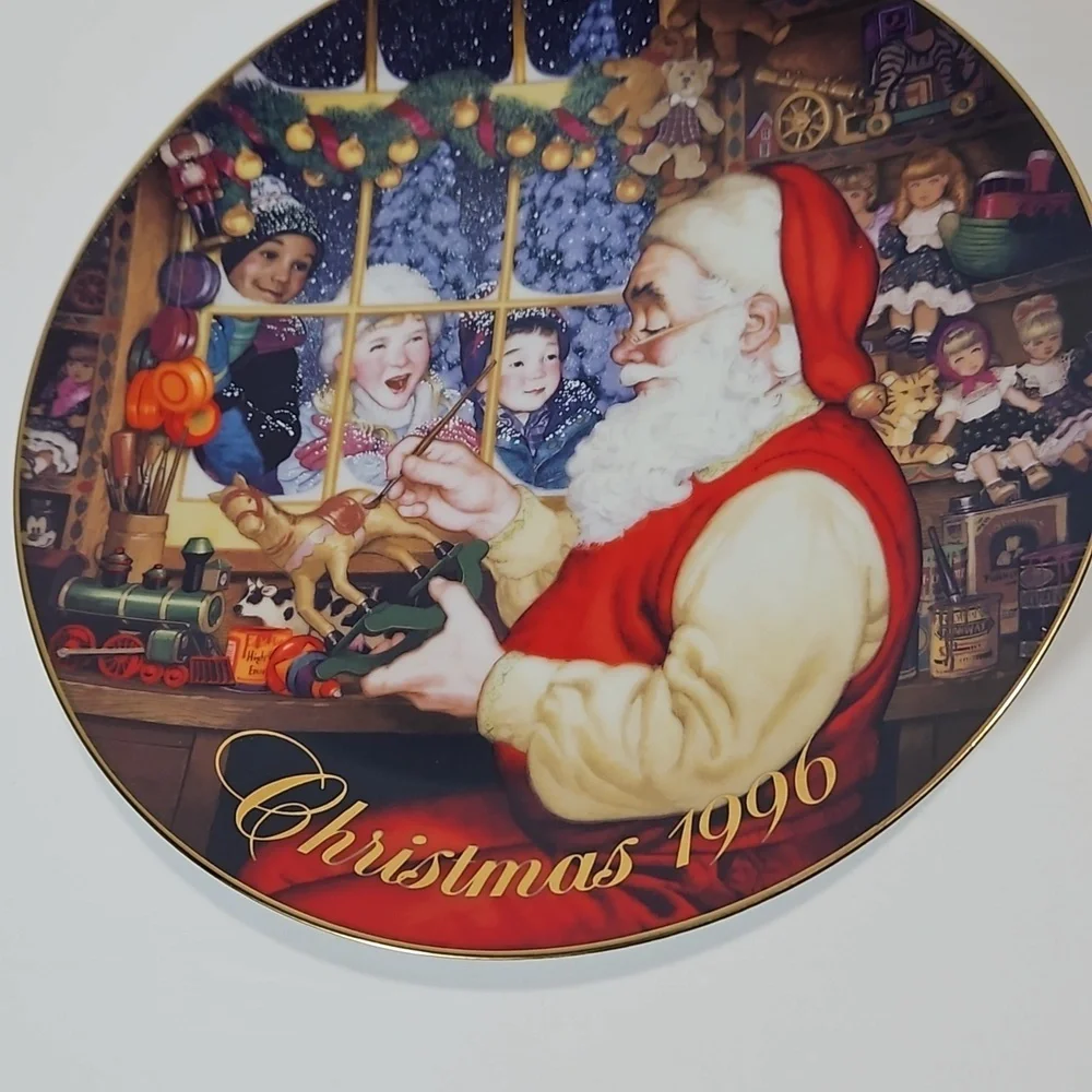 Avon Fine Collectables Santa's Loving Touch VTG 1996 Porcelain Christmas Plate - Picture 3 of 8